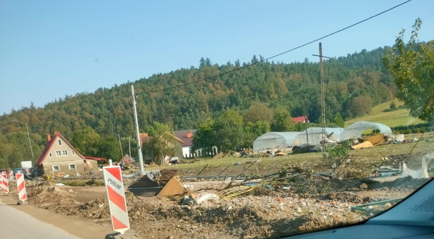 Wodociągi Kępińskie przekazują pomoc powodzianom